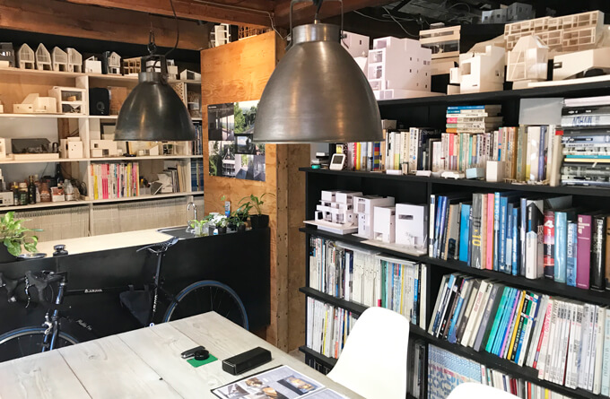 模型がたくさんのオフィス