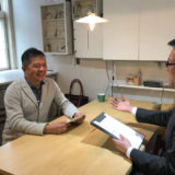 笑顔でインタビューに応じる戸田様
