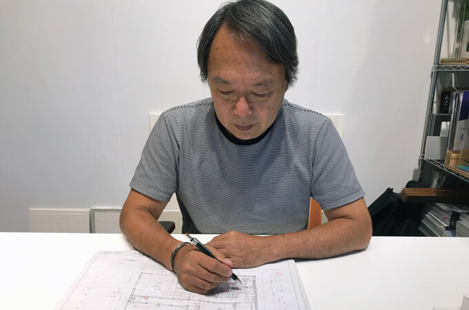 図面を描く松永さん