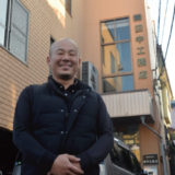 田中工務店の前で撮影した田中さん