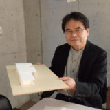 模型を手にする宮本さん