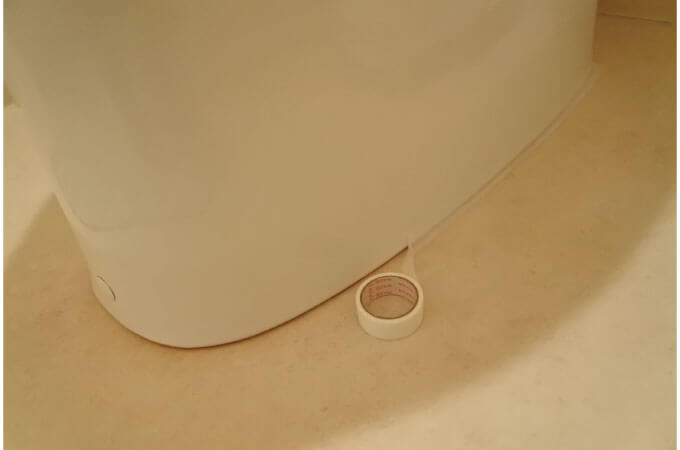 トイレと床のすき間をマスキングテープで埋めている事例