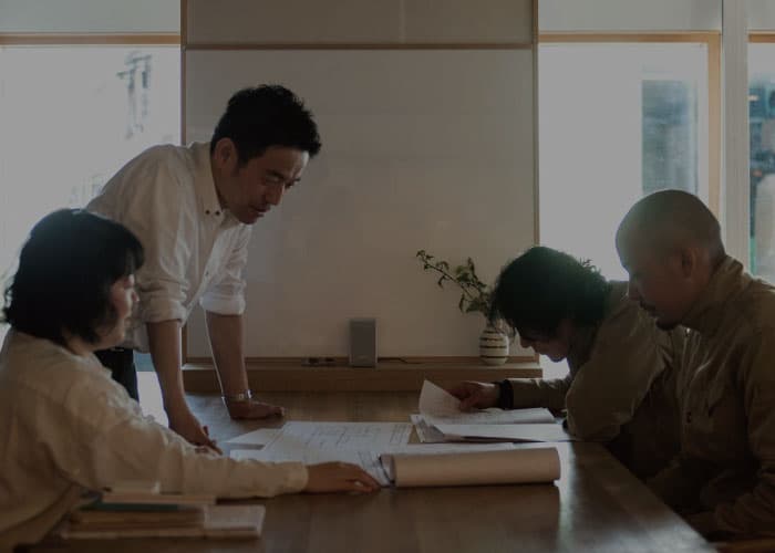 創建舎の設計士と大工の打ち合わせ風景