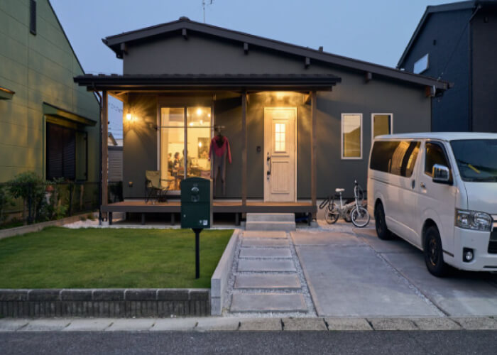 白い玄関ドアの平屋の家