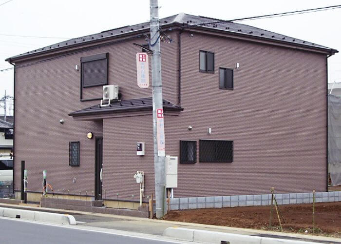 2階建ての薄い紺色の新築戸建て